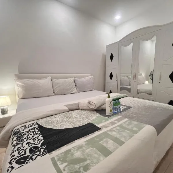 chambre moderne ventilé avec douche partagé a yoff virage N4、ダカールのホテル