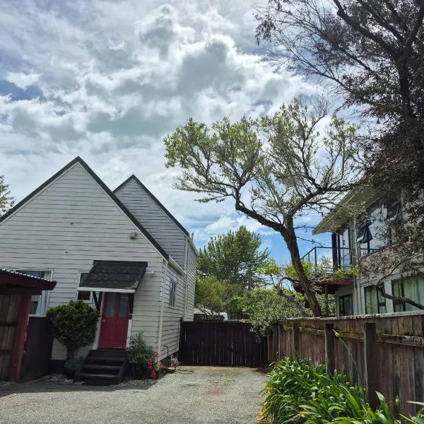 Seaside Tahuna, hotel Nelsonban