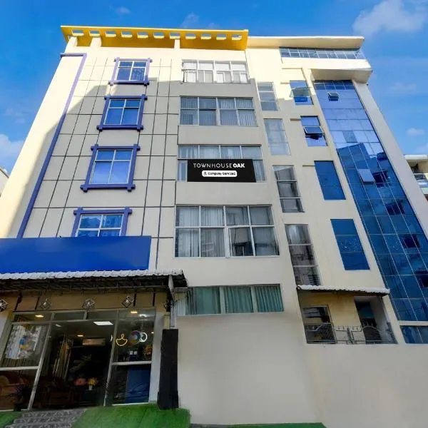 Super Townhouse Oak Q-City Techno Park，位于Gachibowli的酒店