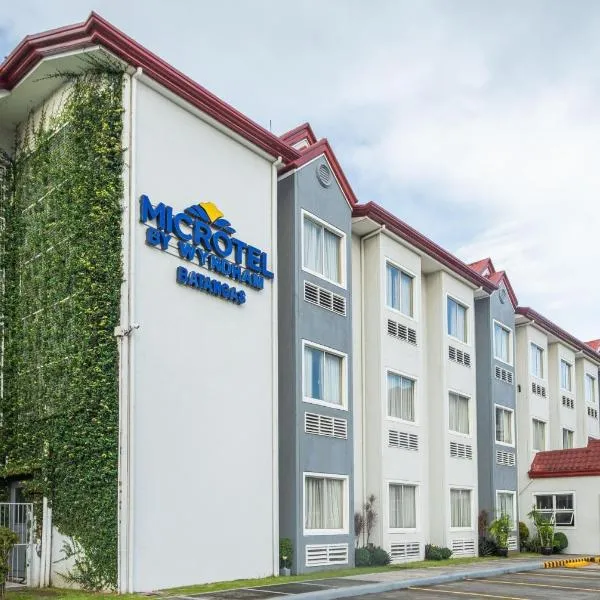 Microtel by Wyndham Batangas، فندق في Santo Tomas