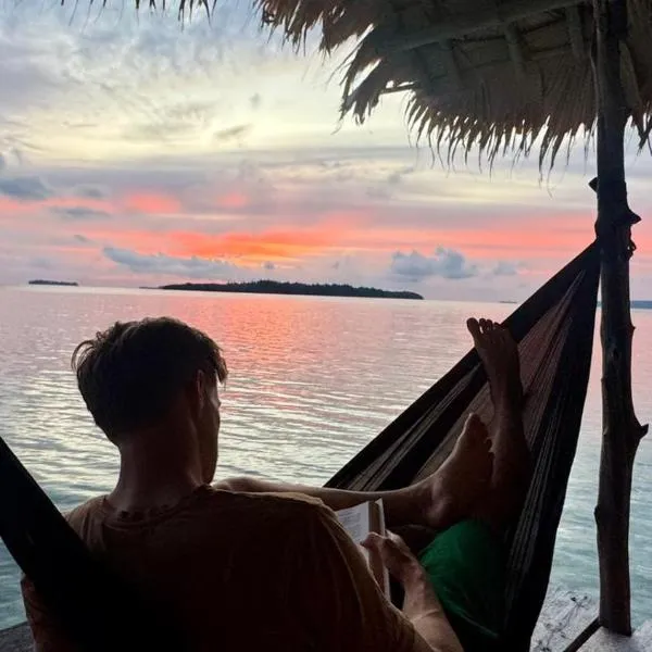 Coco Huts Guest House, hotel en Waisai