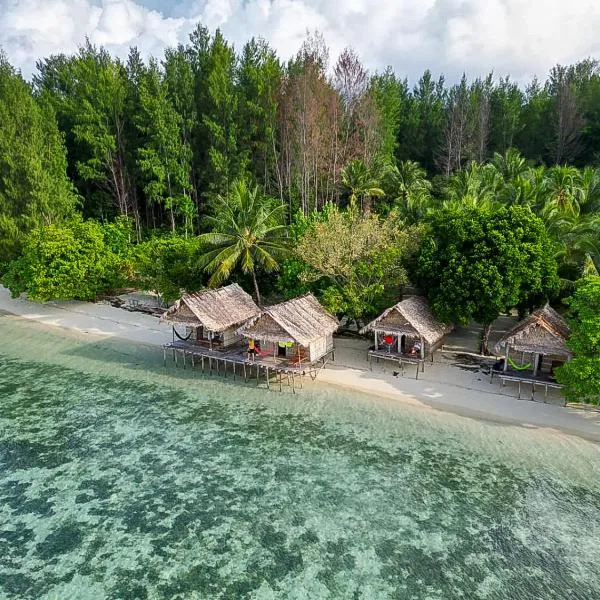 Coco Huts Guest House, Hotel in Waisai