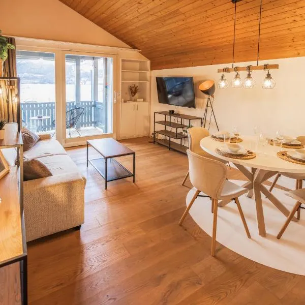 Surfers Lodge near Interlaken, at lake with pool、Därligenのホテル