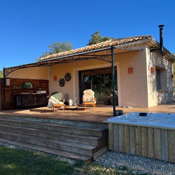 La Tour de Roubeirolle, hotel v destinaci Tourtour