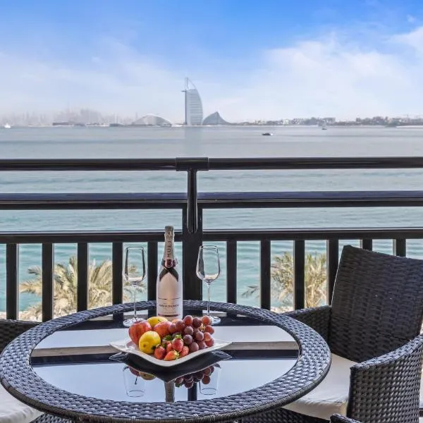 Burj View Luxury 1BR - Full Sea View Private Beach - Anantara Palm、ドバイのホテル