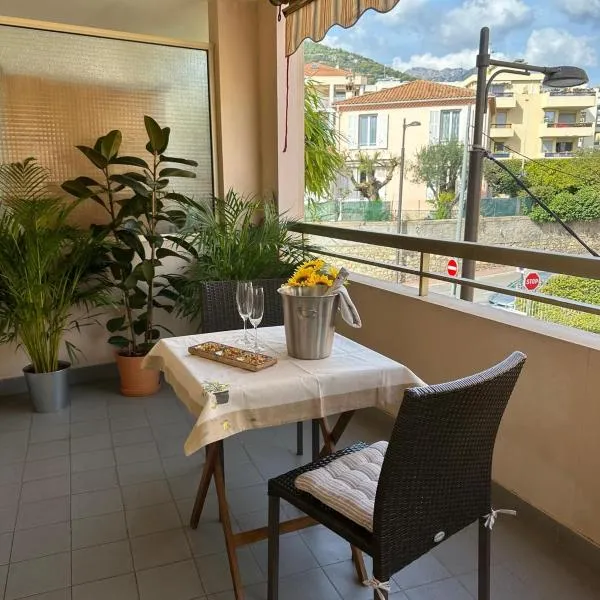Studio grande terrasse 2 min plage & commerces, Hotel in Roquebrune-Cap-Martin