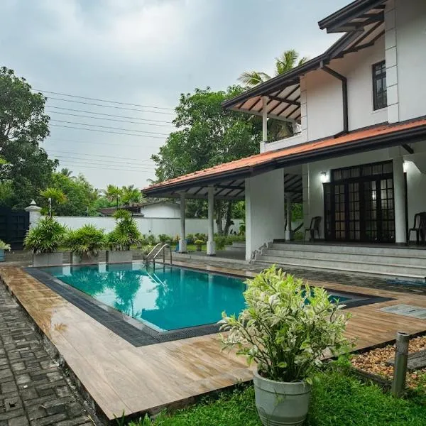 Tharan Villa - House in Colombo, hotel en Polgasowita