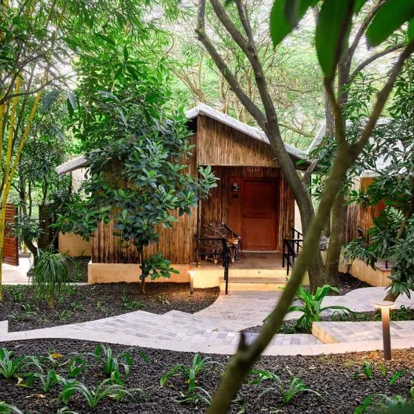 StayVista's Timber Cottage - Cozy Cottages with Indoor Games, hotel in Wādhiware