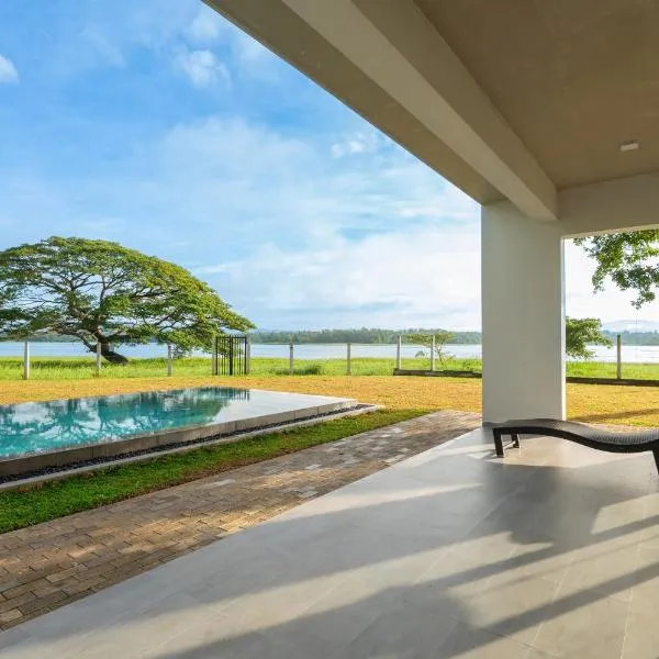 Lakeside Retreat Eco Luxury Villa with Private Pool in Kurunegala, hotel a Melsiripura