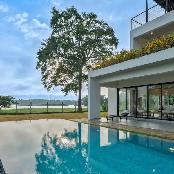 Lakefront Private Pool Villa Full Privacy Nature Escape, hotel a Melsiripura