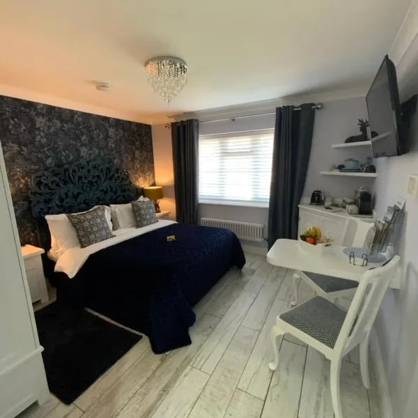 THE KNIGHTWOOD OAK a Luxury King Size Bed -En-Suite Space - LYMINGTON NEW FOREST with Private Entrance - Key Box entry-Free Parking & Private Outdoor Seating Area -Full Fibre WiFi -Town ,Shops , Pubs & Solent Way Walking Distance & Complimentary Breakfast, ξενοδοχείο σε Lymington