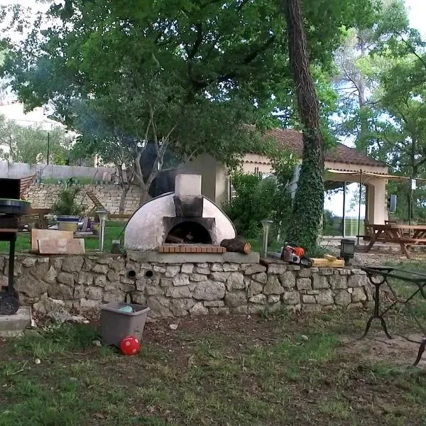 Gîte du Jonquas, hotel v destinaci Velleron