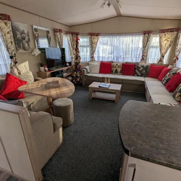 Hot Tub Getaways The Oakley 8 berth caravan with hot tub and quiet setting، فندق في تاتيرشال