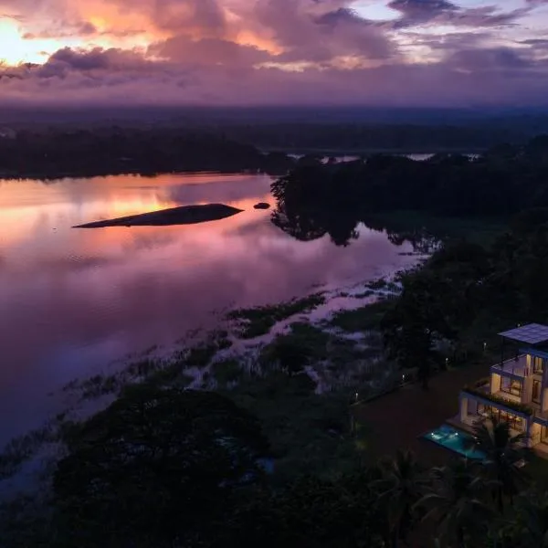 Lakefront Private Pool Villa Full Privacy Nature Escape, khách sạn ở Melsiripura