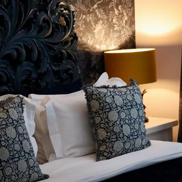 THE KNIGHTWOOD OAK a Luxury King Size Bed - En-Suite Space - LYMINGTON NEW FOREST with Totally Private Entrance - Key Box entry - Free Parking & Private Outdoor Seating Area - Town ,Shops , Pubs & Solent Way Walking Distance & Complimentary Breakfast, hotel v destinaci Lymington