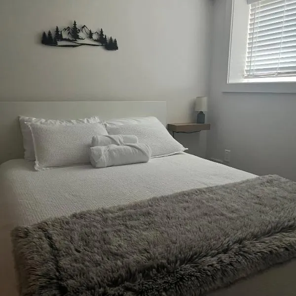 Cedar & Sage Suite the Cozy Retreat with Full Kitchen, готель у Вікторії