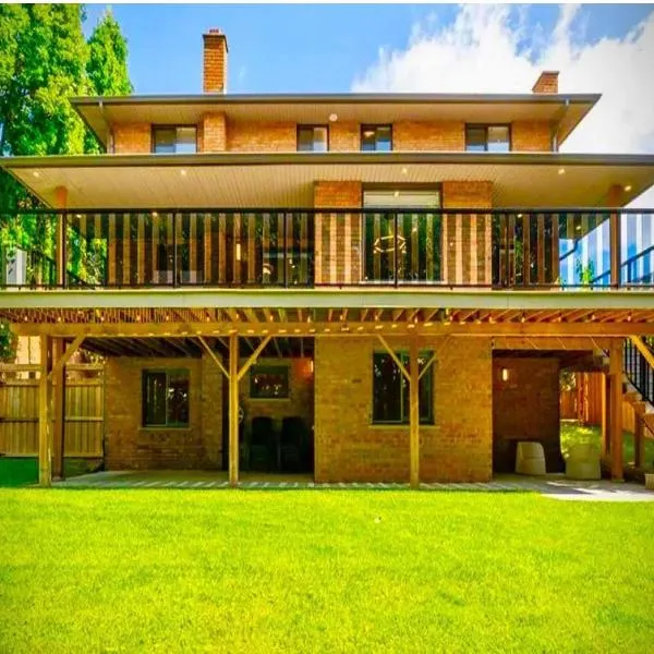 Luxurious Pvt room & Pvt heated floor bathroom near Airport, hotel v destinaci Kitchener