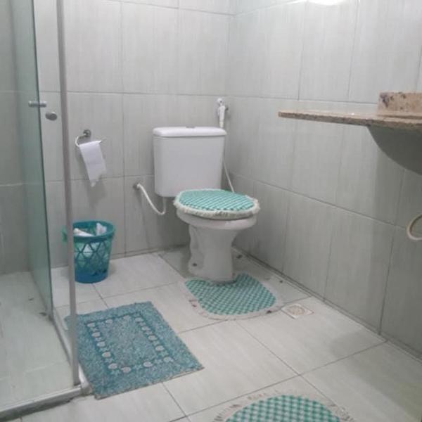 Casa composta por 2 quartos sala cozinha banheiro e uma varanda grande com uma churrasqueira Localizada na Rua Trindade 228 Palmeiras cabo frio na rua da lagoa MOBILIADA WI-FI SUPER ACONCHEGANTE AMBIENTE FAMILIAR