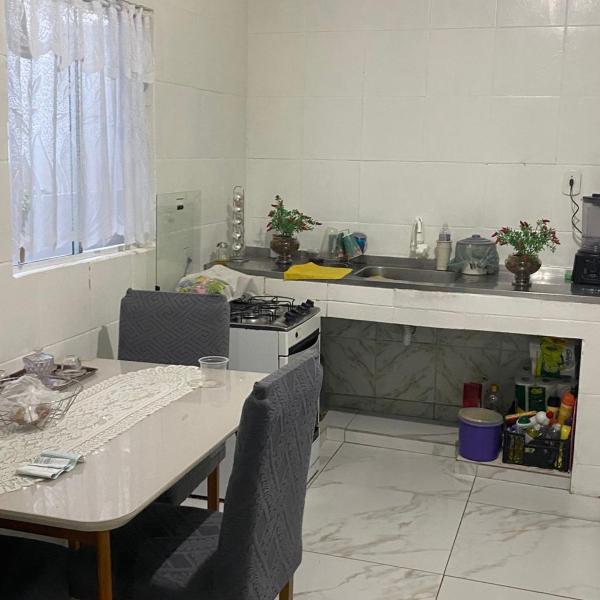 Casa composta por 2 quartos sala cozinha banheiro e uma varanda grande com uma churrasqueira Localizada na Rua Trindade 228 Palmeiras cabo frio na rua da lagoa MOBILIADA WI-FI SUPER ACONCHEGANTE AMBIENTE FAMILIAR - Foto 2