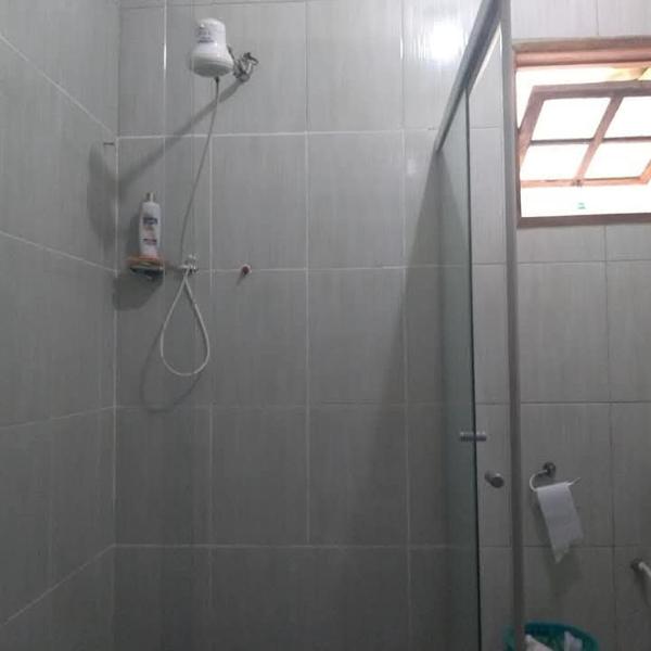 Casa composta por 2 quartos sala cozinha banheiro e uma varanda grande com uma churrasqueira Localizada na Rua Trindade 228 Palmeiras cabo frio na rua da lagoa MOBILIADA WI-FI SUPER ACONCHEGANTE AMBIENTE FAMILIAR - Foto 3