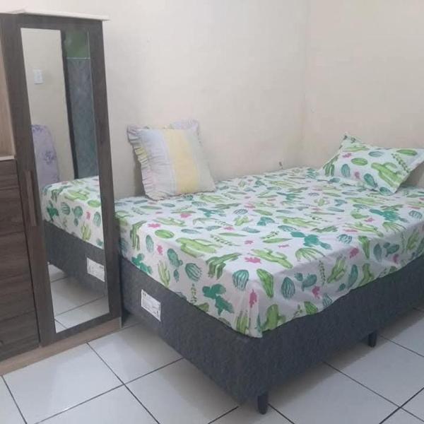 Casa composta por 2 quartos sala cozinha banheiro e uma varanda grande com uma churrasqueira Localizada na Rua Trindade 228 Palmeiras cabo frio na rua da lagoa MOBILIADA WI-FI SUPER ACONCHEGANTE AMBIENTE FAMILIAR - Foto 4