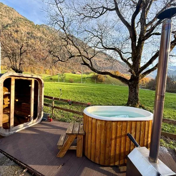 Glarner Spa I Private Sauna & Hot Tub & Alps View, hotel em Ennenda