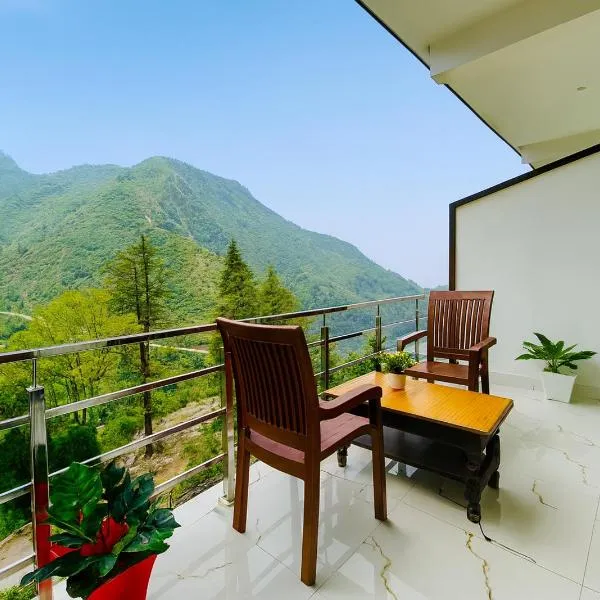 Hotel The SSB - ! luxury balcony rooms ! mountain view ! rooftop cafe ! big parking ! property of the year !, hotel in Mussoorie