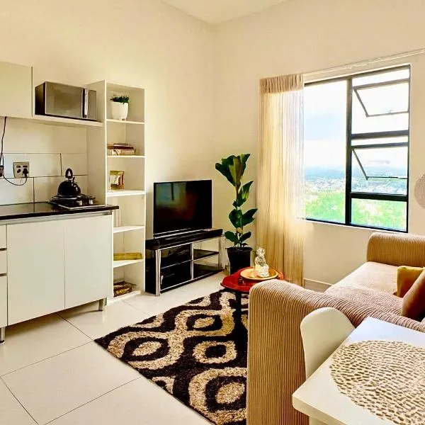 Luxury Skyline Escape - with Cosy Pool and Braai area, ξενοδοχείο στο Γιοχάνεσμπουργκ