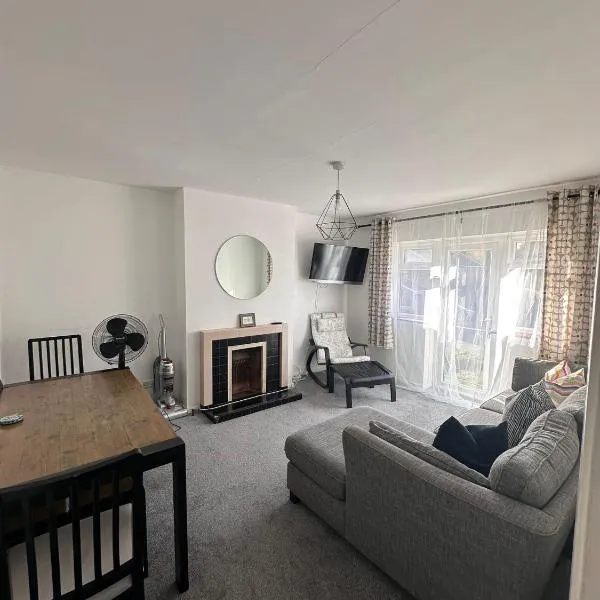Entire 2 bed apartment - Up to 4 guest - 10 min from station & town centre, hotel a Wokingham