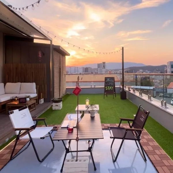 Sunset & Mountain View, Private Rooftop, English Host, hotel in Gyeongju