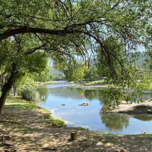 Casa Raíz para 4 personas frente al río, hotel i Santa Rosa de Calamuchita