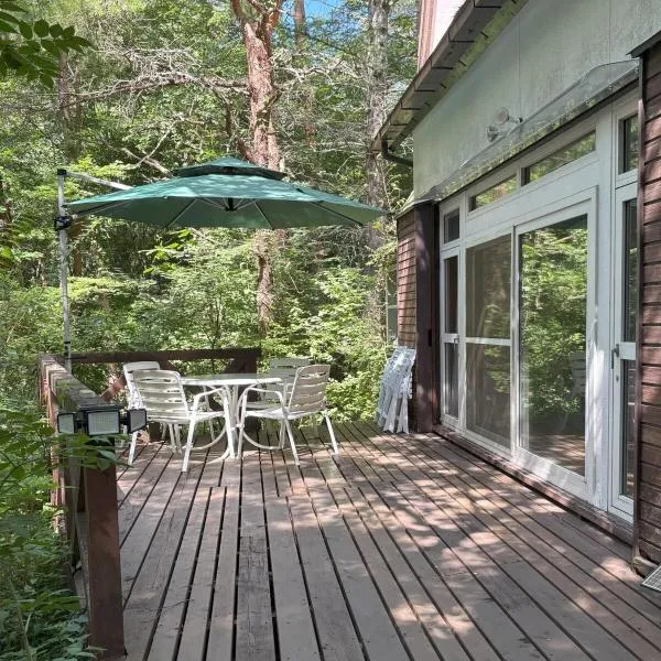 Mountain chalet getaway at Fuji-Sanroku 富士山麓のシャレー風山荘, hotel di Narusawa