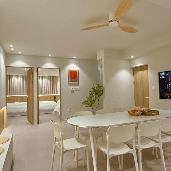 Central Hongdae 2min walk from Hong dae station, hotel di Seoul