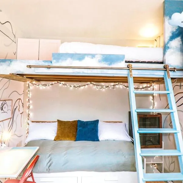 La chambre COCTEAU, hotel i Asnières-sur-Seine