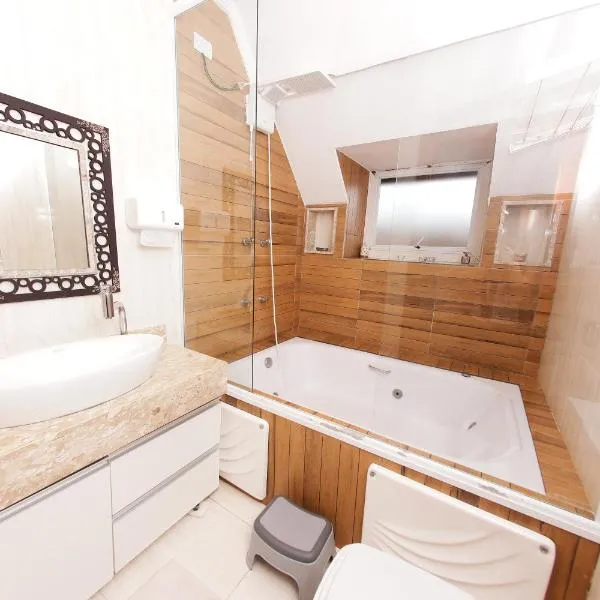 Castelinho Solemar - Suíte Premium com Banheira Privativa e Ar, hotel in Praia Grande