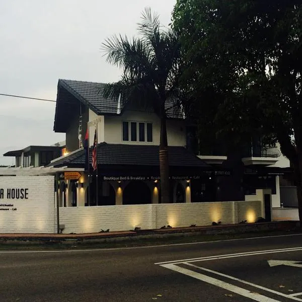 The Corner House, hotel in Pontian Kecil