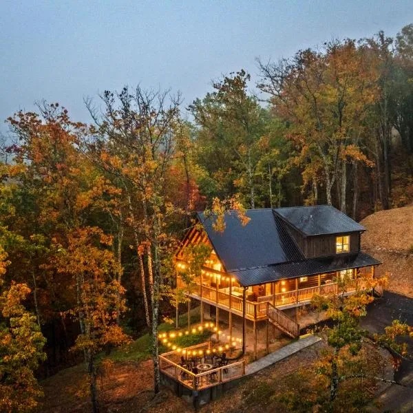 Cozy Mountaintop Cabin with Firepit, HotTub & Views!، فندق في سيفيرفيل
