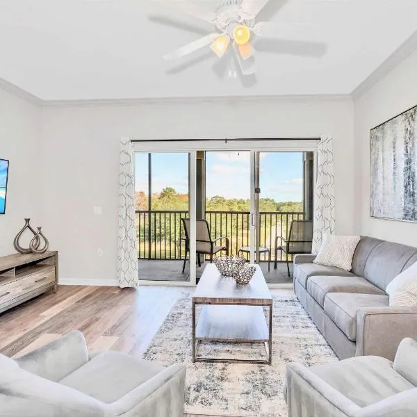 Modern 3BR Condo w Private Patio 7min to Disney, hotel in Orlando