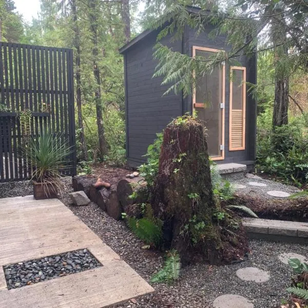 WHITE HAUS w private sauna and close to beach, hotel v destinaci Ucluelet