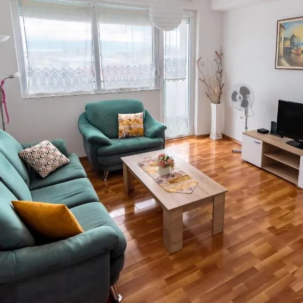 Charming & Spacious 2 Bedroom Apartment with a Gorgeous 8th-floor view, hotel in Ohrid