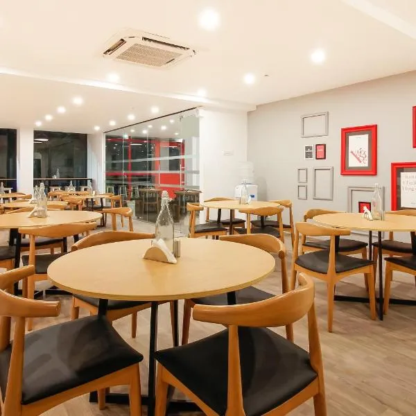 Super Townhouse THE CINCO HOTEL NEAR ESI HOSPITAL ( SR NAGAR), hotel en Ameerpet