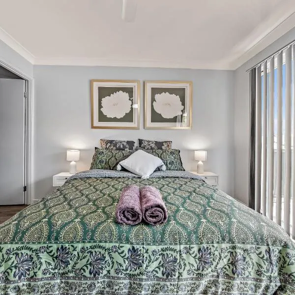 Modern New Townhouse in Booval, hotel em Bundamba