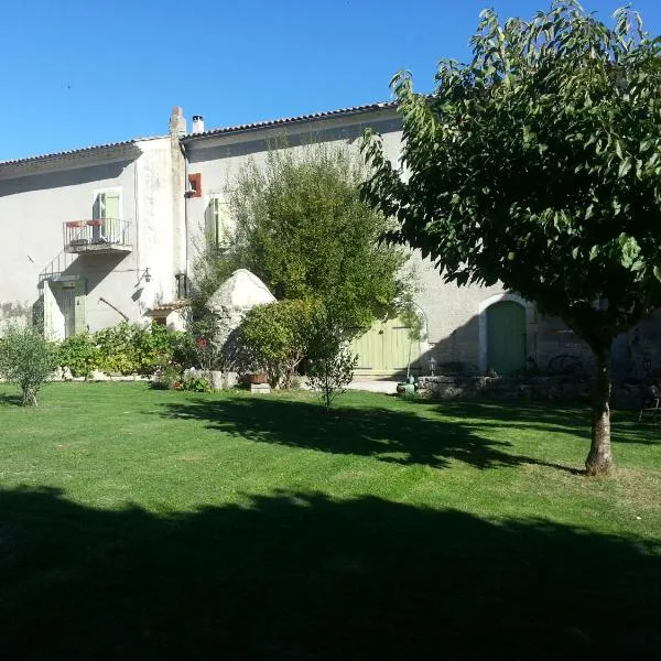 Grange Voutée avec jardin, hotel din Mane