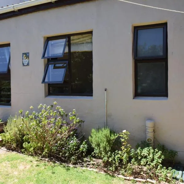 A gorgeous studio with pool and mountain views at Goedehoop, Strand, Western Cape โรงแรมในสตรานด์