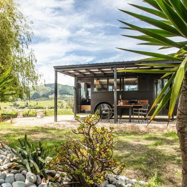 Cozy House Bus in Pōhara Beach Minutes Away, hotel u gradu Pohara