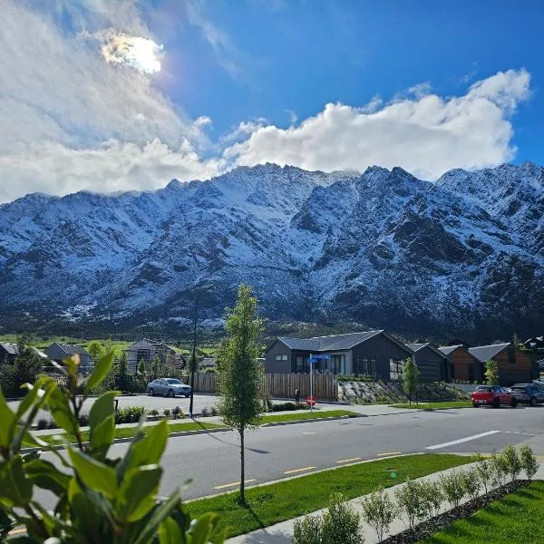 Amazing remarkable view, 7 min from airport, hotel in Queenstown