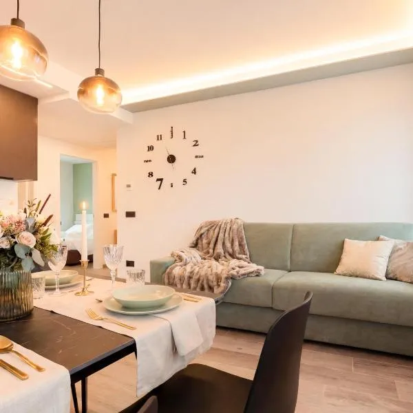 Jacuzzi Luxury 2-Bedroom Apartment Iseo Piazza Garibaldi - Terrace & AC, hotel v destinaci Iseo
