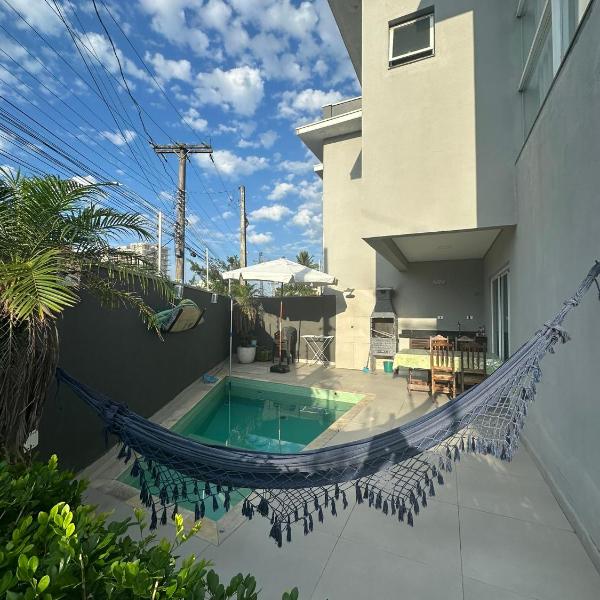 Casa agradável com piscina há 1 quadra da praia.
