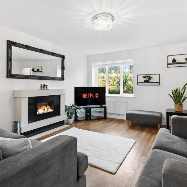 Stylish 3-Bed House in Newton-le-Willows - Private Parking & Garden, ξενοδοχείο σε Newton-le-Willows