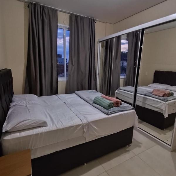 Apto ALTO PADRÃO com Churrasqueira, Cama Ortopedica e ar Condicionado 300m da praia acomoda 06 PESSOAS - Foto 2